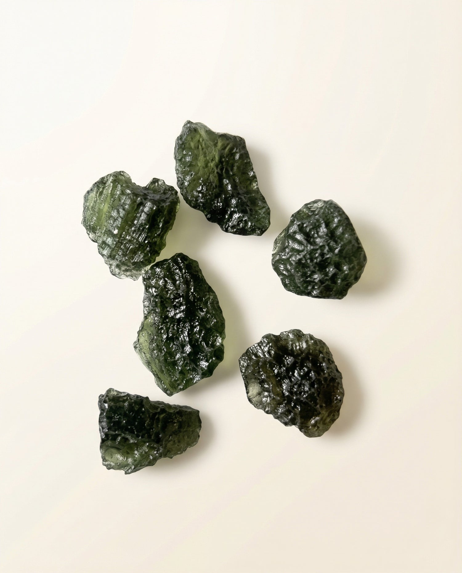 Piedras de moldavita en bruto sobre fondo claro